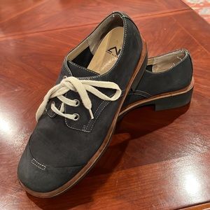 Anne Klein denim blue Oxford style shoe